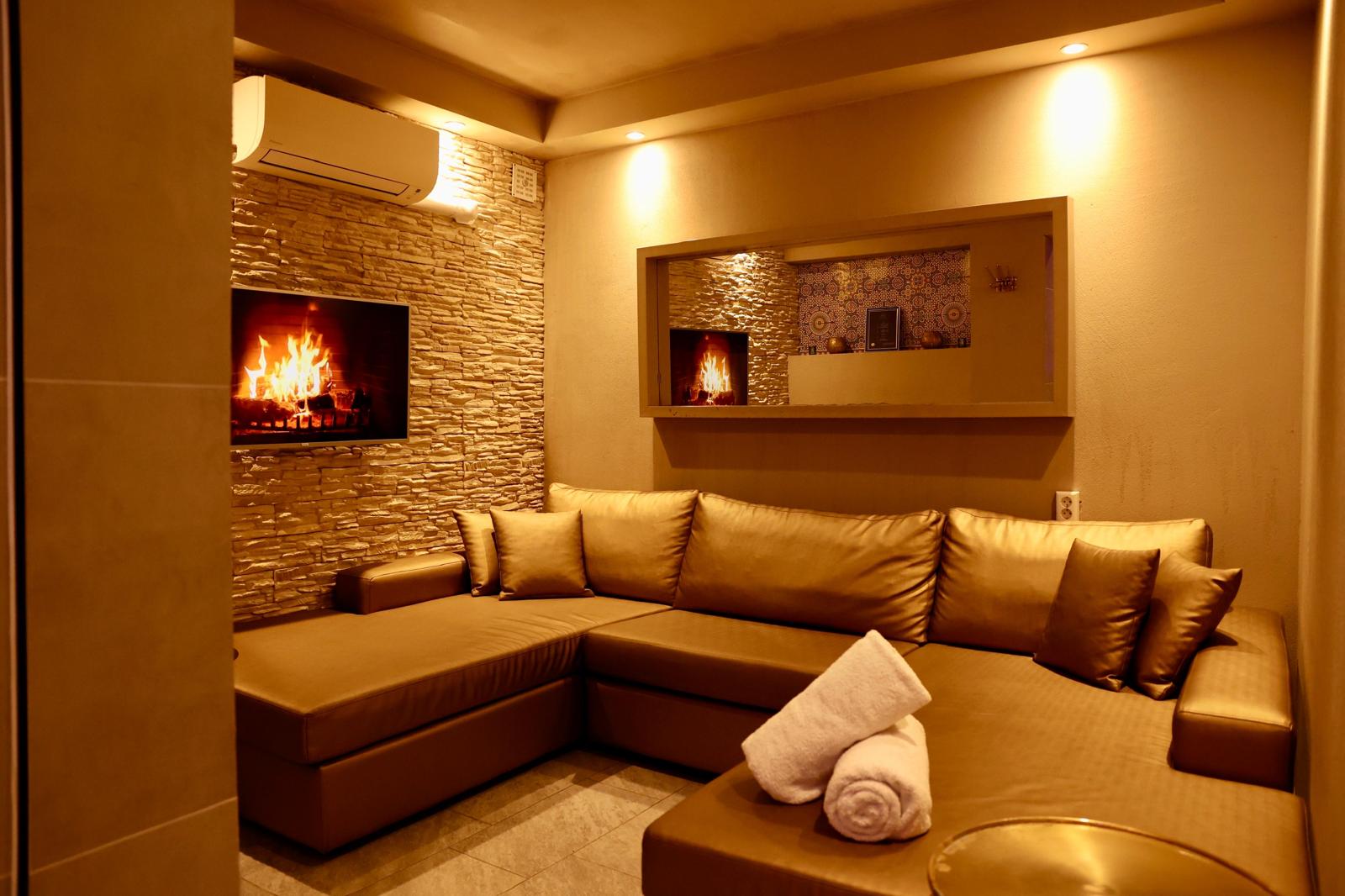 Privé lounge met open haard in een Spa Nova unit